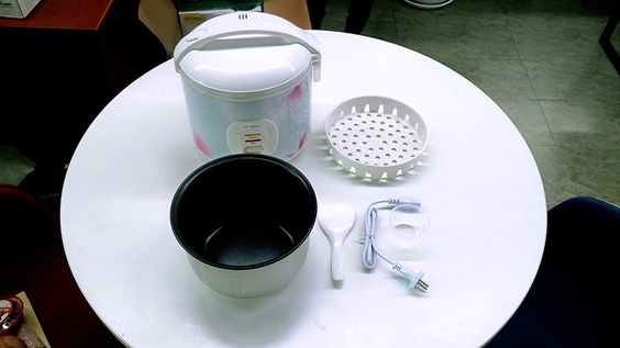 Nồi cơm điện Hotwell RC18H2 có lớp chống dính cao cấp